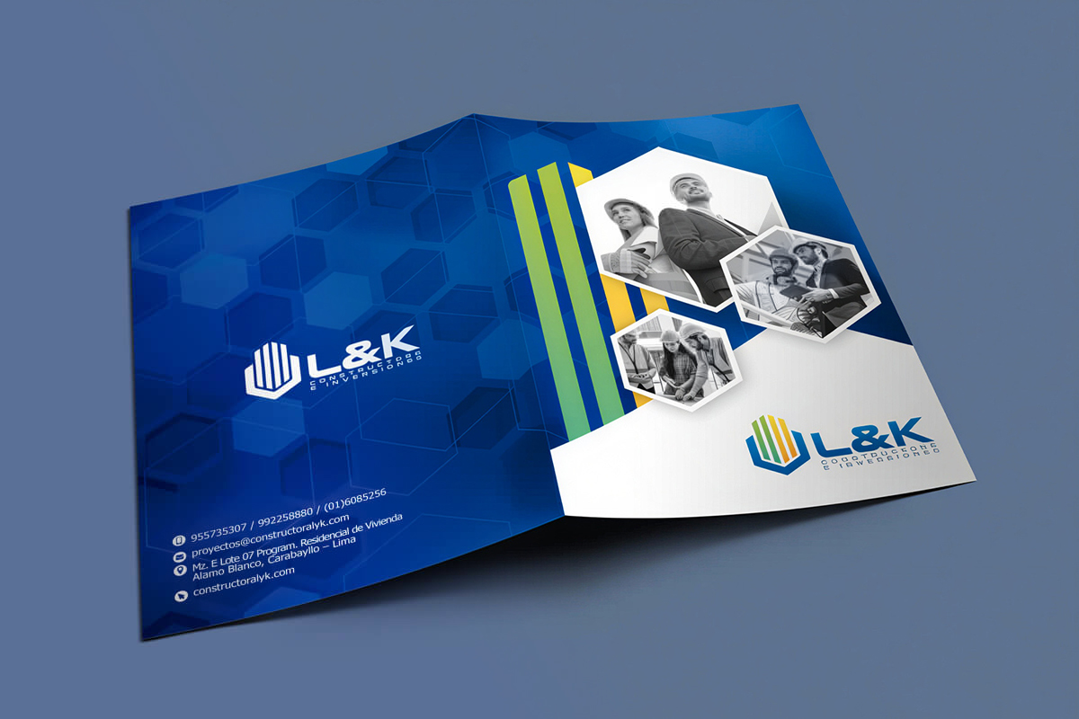 Folder corporativo de L&K mostrando portada y contraportada con fotografías en escala de grises, textura azul, hexágonos y líneas verticales derivadas del isotipo