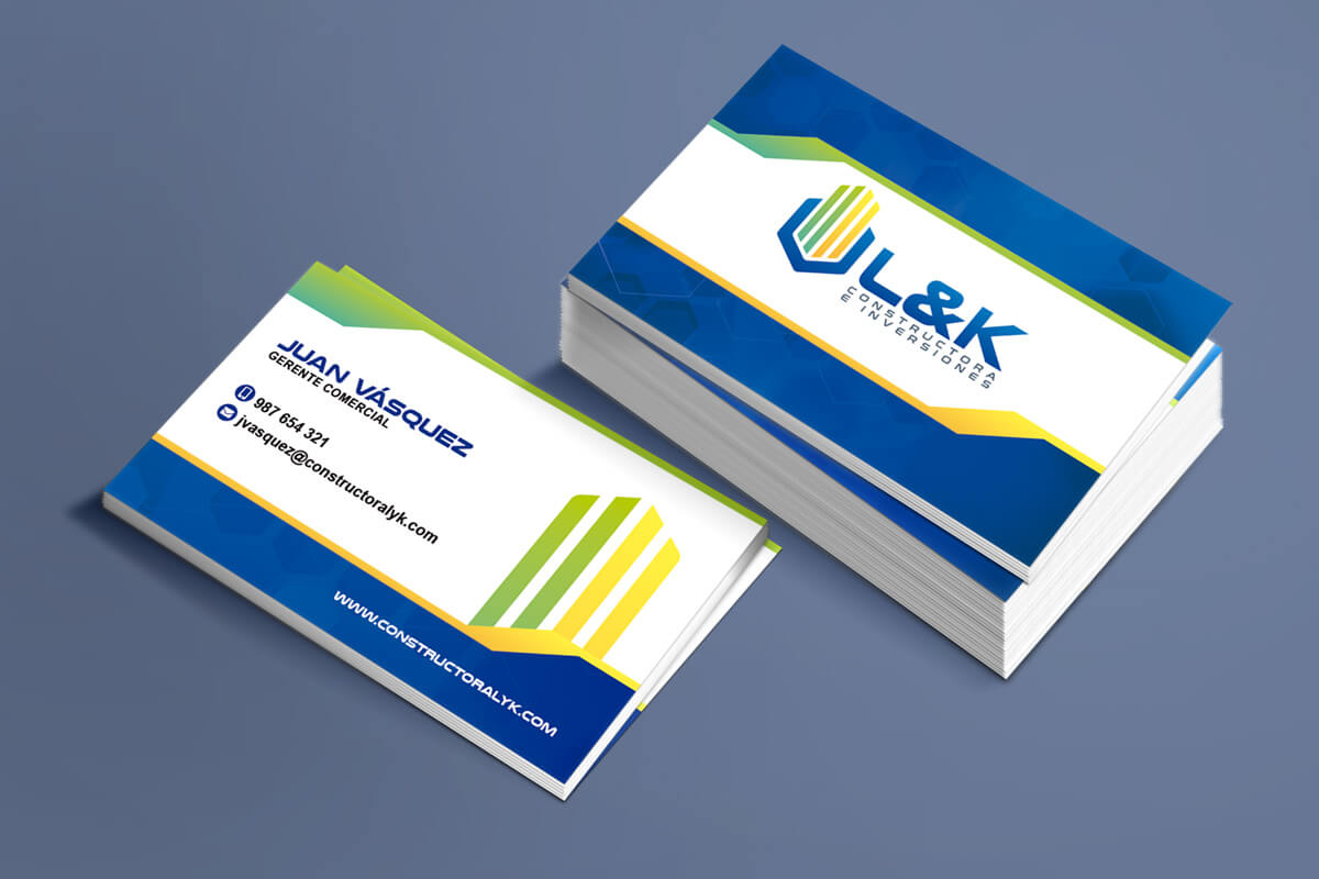 Diseño de tarjetas de presentación de L&K con franjas diagonales, degradados, líneas verticales derivadas del isotipo y elementos hexagonales
