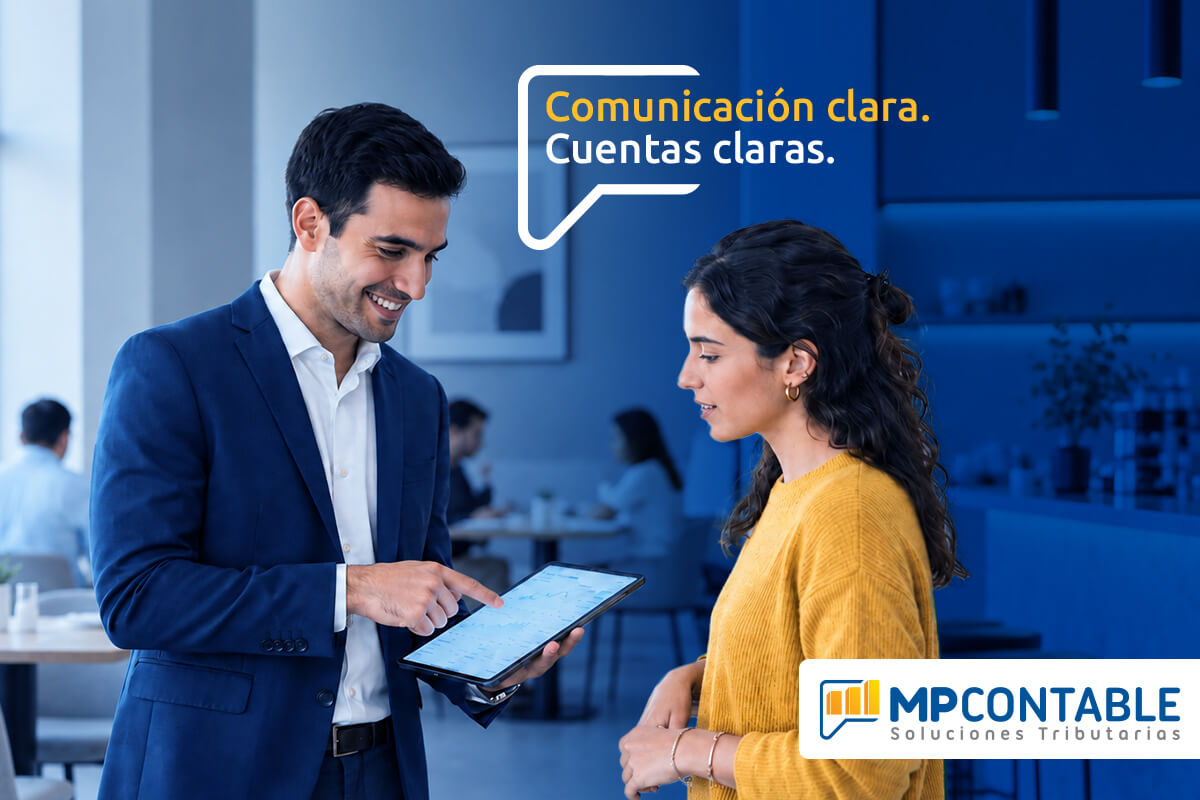 Pieza publicitaria de MP Contable con una escena de asesoría empresarial y el isotipo integrado como soporte del titular 'Comunicación clara. Cuentas claras.'