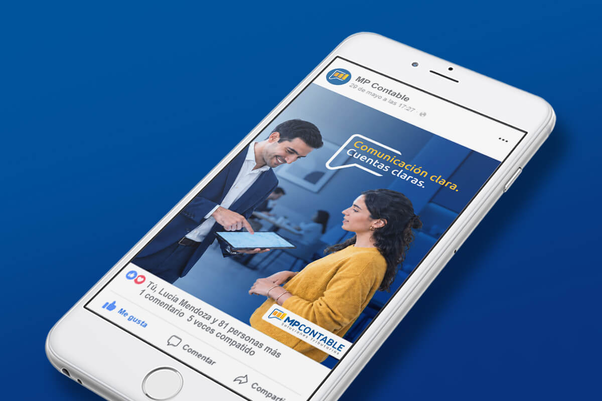 Aplicación de la pieza publicitaria de MP Contable en un teléfono móvil para comunicación en redes sociales